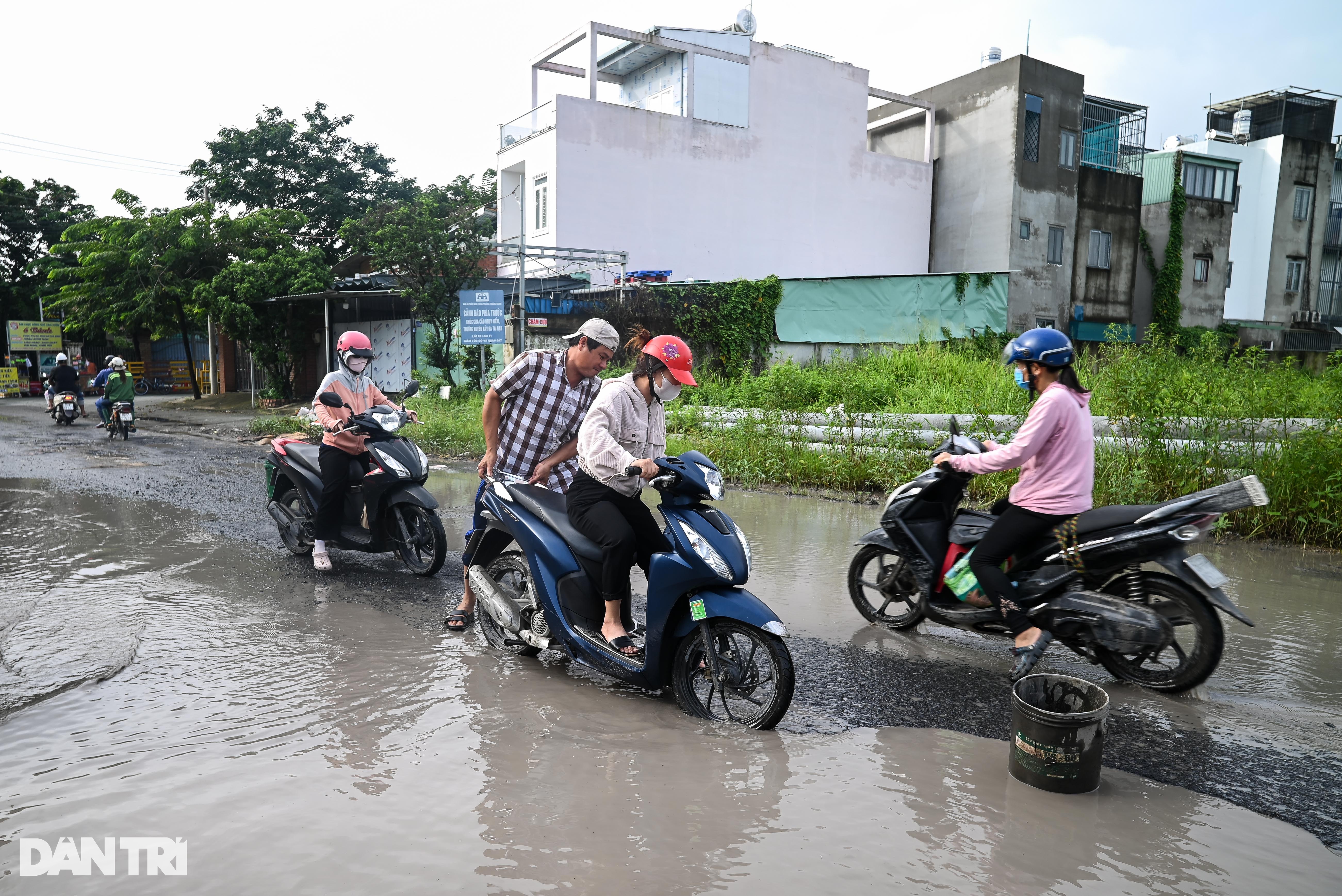 View - Hàng trăm "ổ gà, ổ voi" trên con đường dài khoảng 2km ở TP Thủ Đức | Báo Dân trí