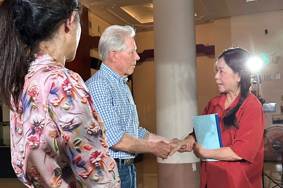 Cuộc gặp khiến con trai cựu Bộ trưởng Quốc phòng Mỹ bật khóc ở Việt Nam - 1