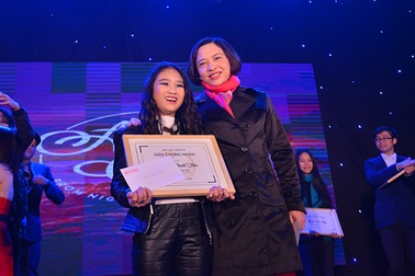 Cô bé lớp 6 hát rock ấn tượng đăng quang Ams’ Got Talent