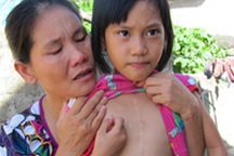 Ba đứa trẻ thơ và người mẹ khốn khổ