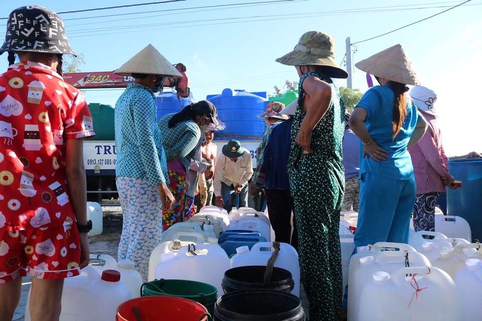 Những giọt nước nghĩa tình tại vùng hạn mặn khắc nghiệt lịch sử - 7 Những giọt nước nghĩa tình tại vùng hạn mặn khắc nghiệt lịch sử - 7