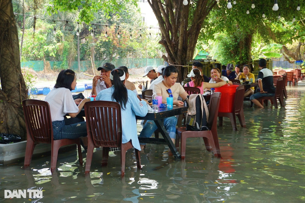 Quán ăn ngập lụt ở TPHCM gây tranh cãi: Khách sợ nước dơ, chủ quán nói gì? - 1 Quán ăn ngập lụt ở TPHCM gây tranh cãi: Khách sợ nước dơ, chủ quán nói gì? - 1
