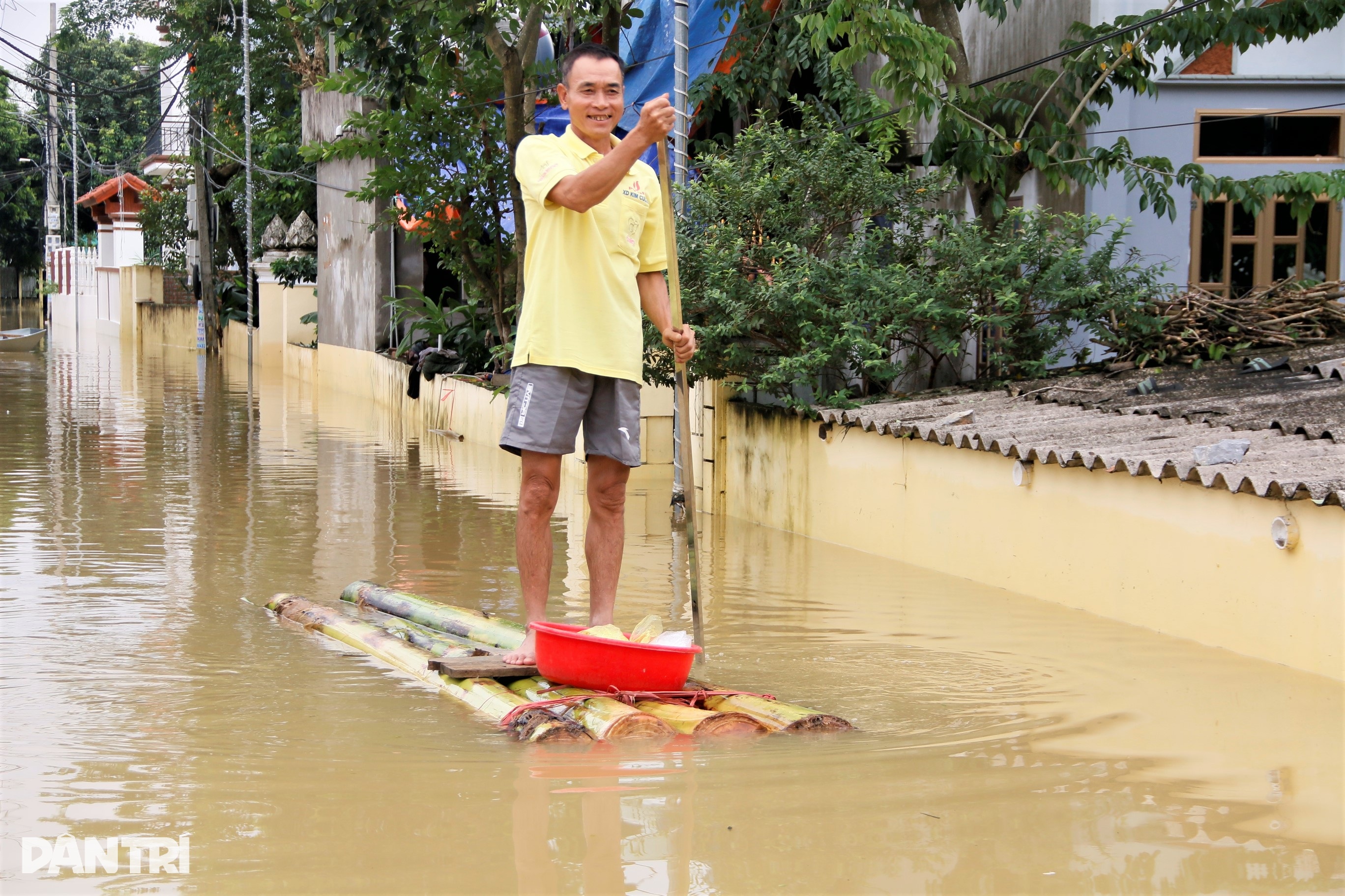 Cenas de vida em um barco, dormindo no telhado de uma casa no centro de inundação do Rio Hoang Long - 7 Cảnh sống trên thuyền, ngủ mái nhà ở rốn lũ sông Hoàng Long - 7
