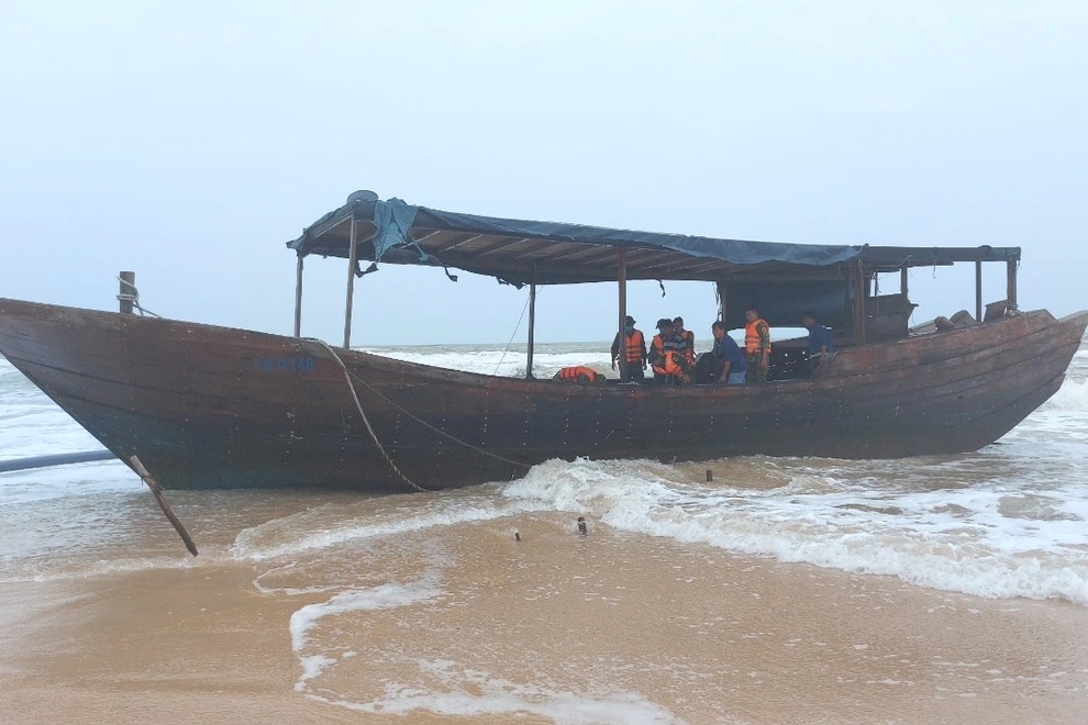 Tàu không người lái nghi từ Trung Quốc dạt vào bờ biển Quảng Trị - 1 Tàu không người lái nghi từ Trung Quốc dạt vào bờ biển Quảng Trị - 1
