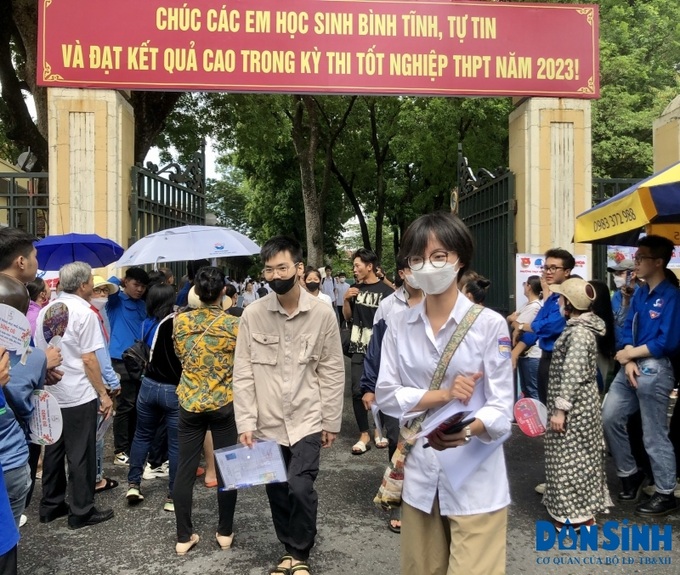Thí sinh kết thúc môn thi Ngữ văn kỳ thi tốt nghiệp THTP 2023 tại điểm thi trường THPT Chu Văn An (Hà Nội).