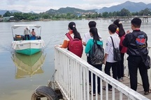 Cầu gỗ bị lũ cuốn trôi, 150 học sinh phải đi đò qua sông tới trường