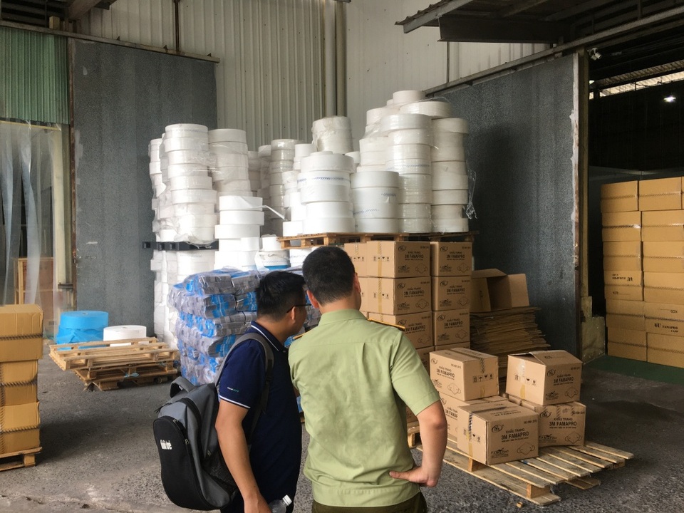 TPHCM: Đột nhập kho khẩu trang 3M giả thương hiệu Mỹ cực khủng - 5 TPHCM: Đột nhập kho khẩu trang 3M giả thương hiệu Mỹ cực khủng - 5