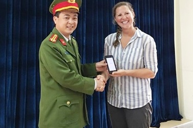 Bắt đối tượng giật iPhone 7 của du khách người Mỹ