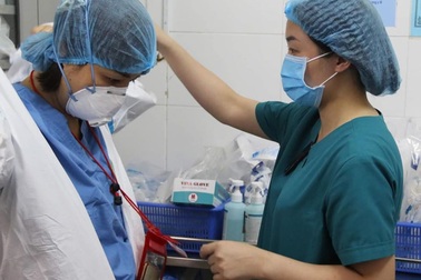 Chuyện chưa kể ở tâm dịch Đà Nẵng: “Mỗi ngày con xé một tờ lịch chờ mẹ về”