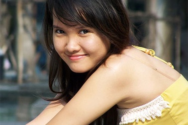 “Phía sau một cô gái…”