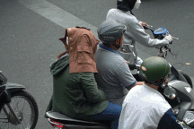 Người dân TPHCM mệt mỏi vì nắng nóng bất thường sau Tết