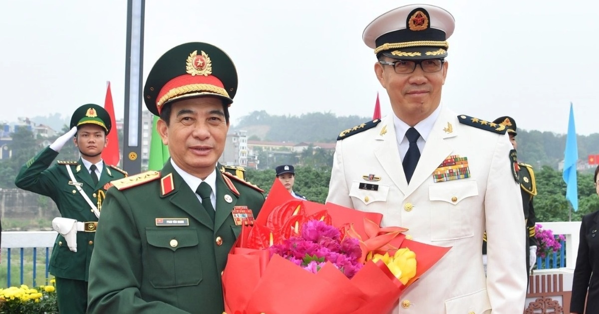 Chương trình nghệ thuật chào đón Đại tướng Phan Văn Giang tại thôn Bát Điều Bán (Ảnh: Trọng Hải).