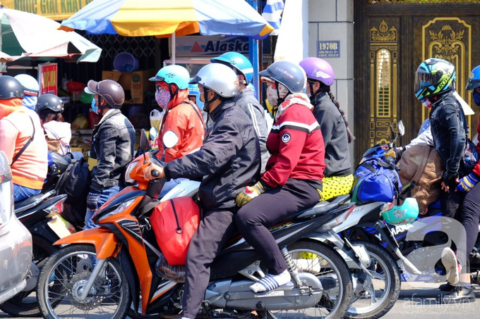 Bình Dương: Bố mẹ ẵm con, tay xách nách mang trở lại thành phố làm việc giữa trời nắng gắt, trẻ con ngủ gục trên xe - Ảnh 12. Bình Dương: Bố mẹ ẵm con, tay xách nách mang trở lại thành phố làm việc giữa trời nắng gắt, trẻ con ngủ gục trên xe - Ảnh 12.