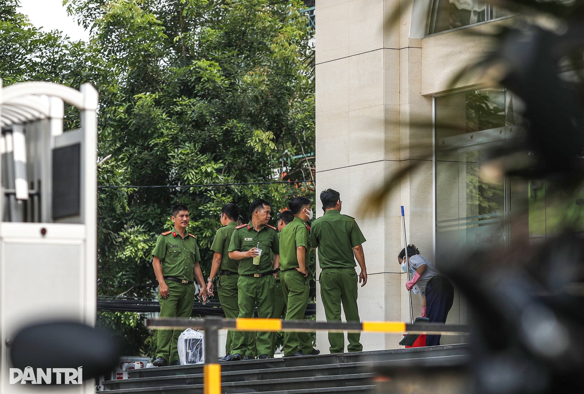 Cận cảnh hàng trăm cảnh sát bao vây công ty mua bán nợ ở TPHCM - 6