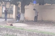 Người đàn ông tử vong trong tư thế treo cổ trước cổng trường học