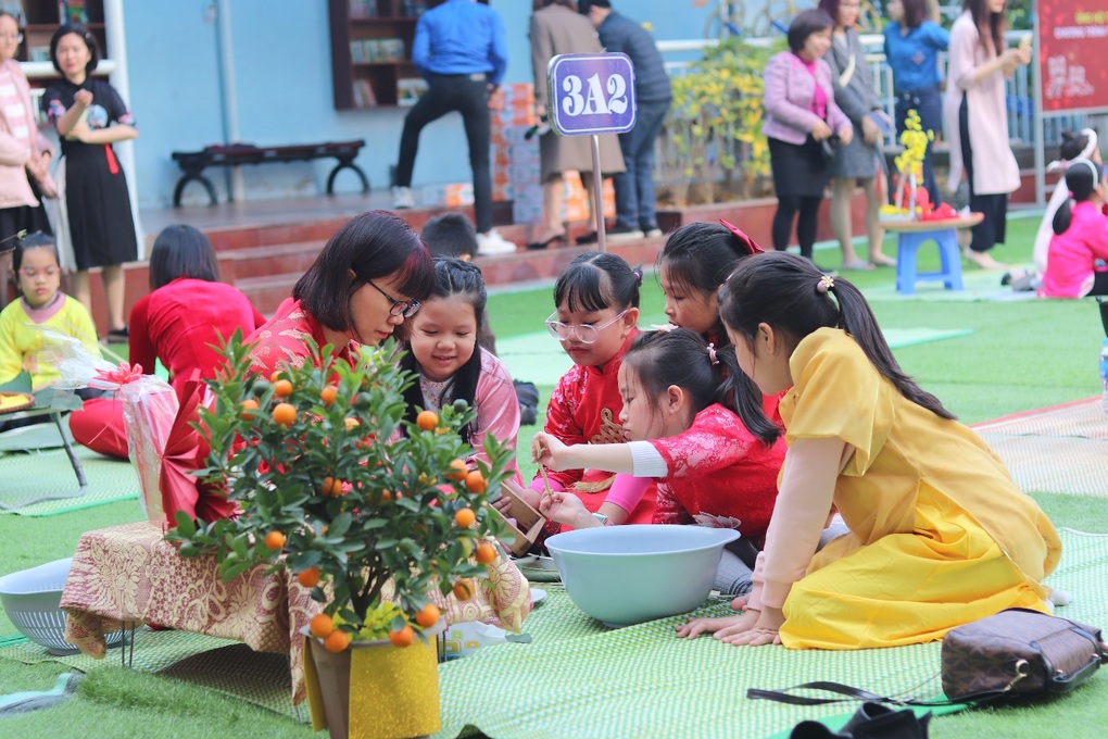 Học sinh Hà Nội học gói bánh chưng, gửi Tết ấm đến trẻ em vùng cao - 6 Học sinh Hà Nội học gói bánh chưng, gửi Tết ấm đến trẻ em vùng cao - 6