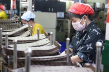 "Nóng" thông tin tăng giờ làm thêm, lương lao dốc, hỗ trợ tiền thuê nhà