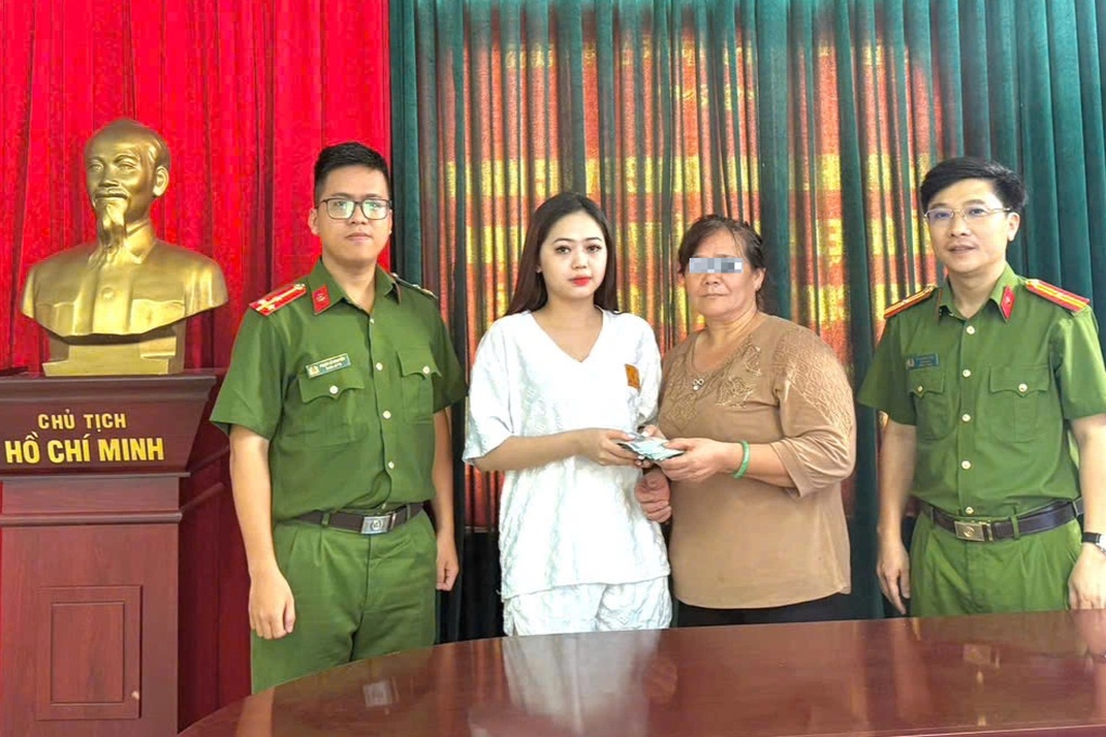 Tiền kẹp trong sổ vay vốn bị rơi, người phụ nữ bật khóc và cái kết có hậu - 2 Tiền kẹp trong sổ vay vốn bị rơi, người phụ nữ bật khóc và cái kết có hậu - 2