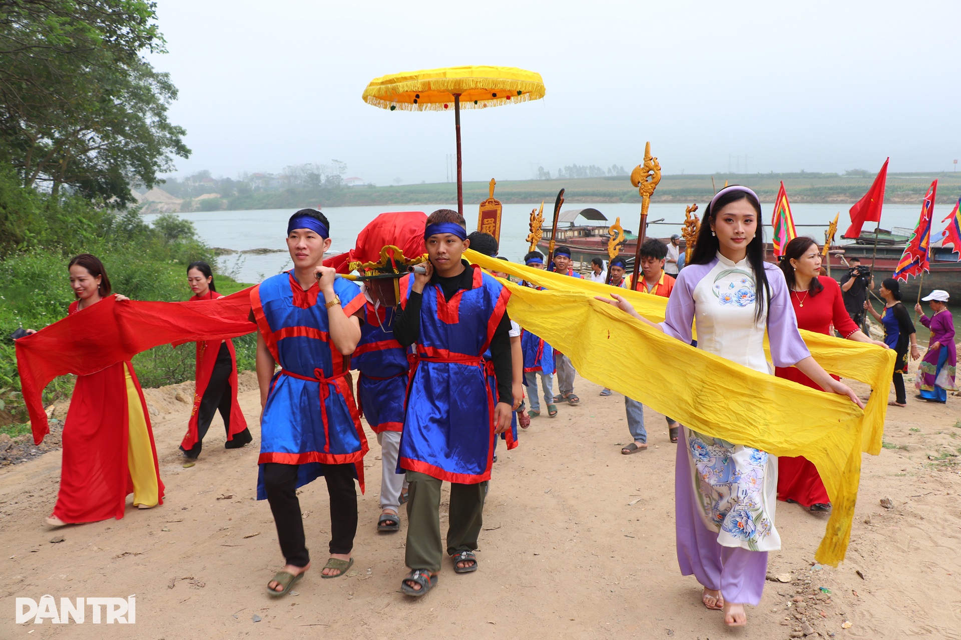 Cụ ông 90 tuổi ra giữa dòng xoáy sông Lam lấy nước dâng vua Mai - 6 Cụ ông 90 tuổi ra giữa dòng xoáy sông Lam lấy nước dâng vua Mai - 6