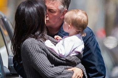 “Nữ hoàng yoga” hôn chồng già say đắm trên phố