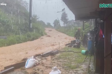 Mưa như thác đổ trên đường tại xã Trà Linh