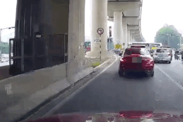 Tài xế mở cửa ô tô bất cẩn, "hạ gục" xe máy trong một tình huống tranh cãi