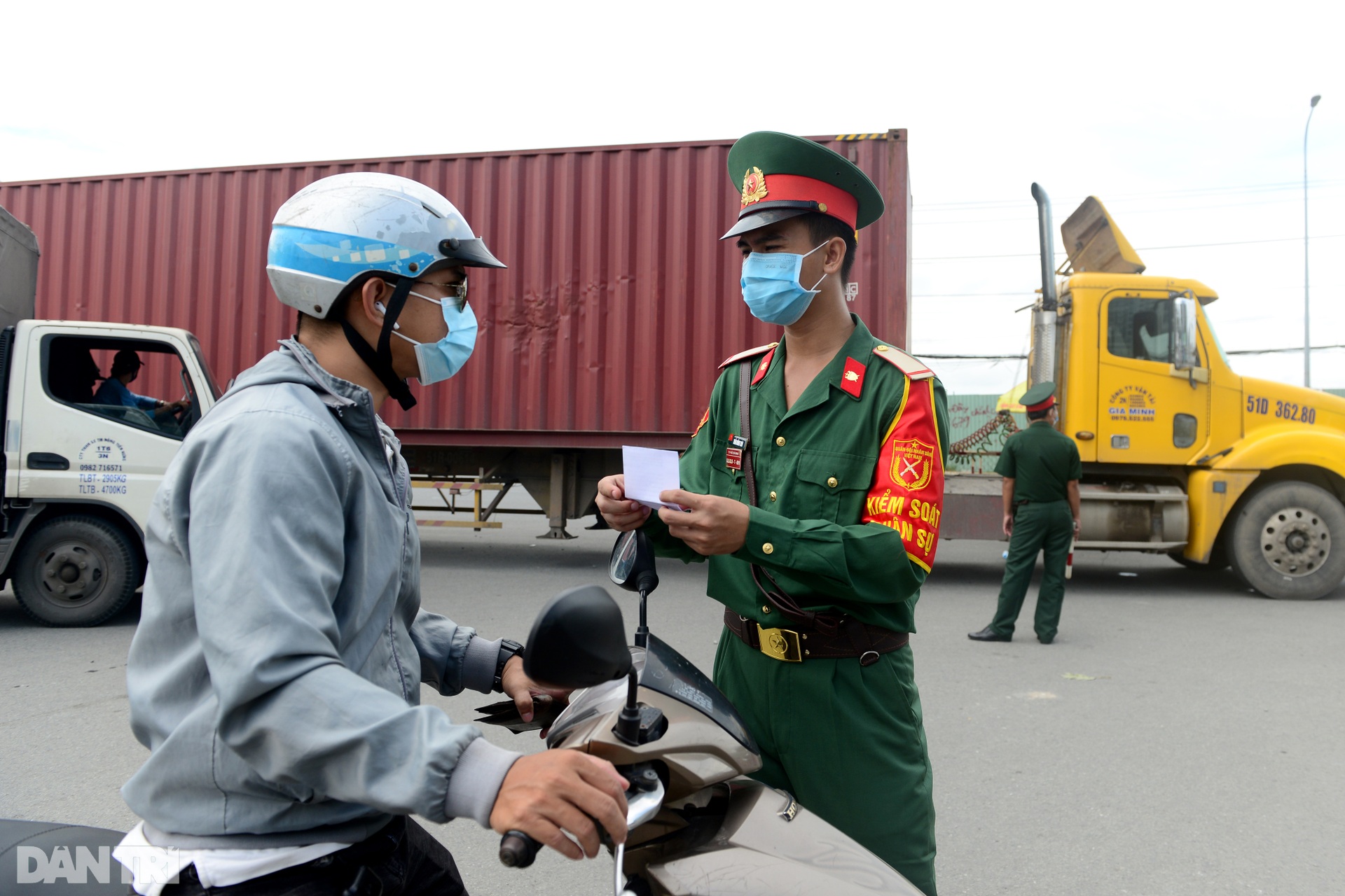 TPHCM: Kẹt xe nhiều kilomet ở cửa ngõ phía Đông ngày đầu giãn cách xã hội - 10 TPHCM: Kẹt xe nhiều kilomet ở cửa ngõ phía Đông ngày đầu giãn cách xã hội - 10