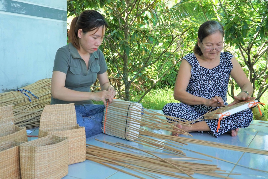 Gom thứ 0 đồng chế thành món đồ nửa triệu đồng/chiếc, chị em công sở mê tít - 4 Gom thứ 0 đồng chế thành món đồ nửa triệu đồng/chiếc, chị em công sở mê tít - 4