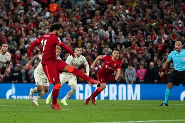 Mohamed Salah đá hỏng phạt đền, Liverpool may mắn đánh bại AC Milan