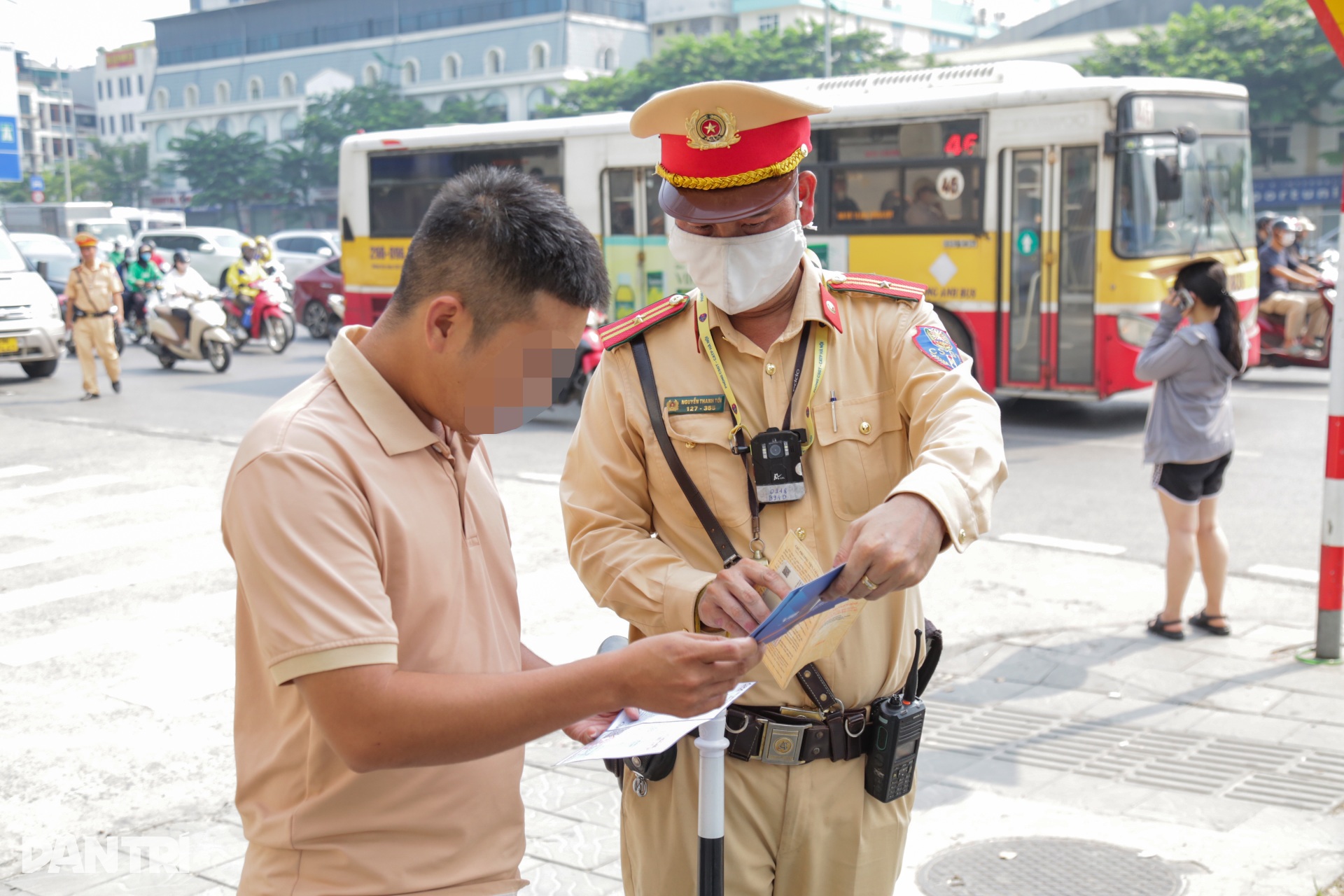 CSGT đi mô tô, dùng camera ghi hình tài xế đi vào làn khẩn cấp Vành đai 3 - 4