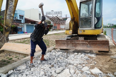 Vì sao dự án kè sông nghìn tỷ ở Cần Thơ chưa làm xong đã phải đào lên?