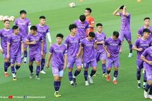 HLV Park Hang Seo phàn nàn về chất lượng mặt sân Việt Trì