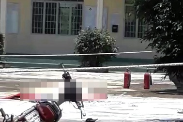 Một người đàn ông tự thiêu trong sân UBND xã