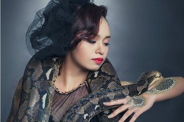 “Đứng tim” ngắm nữ sinh xinh đẹp tạo dáng với…trăn