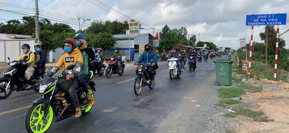 Dòng xe lấn tuyến dài bất tận biến quốc lộ thành đường một chiều - 1