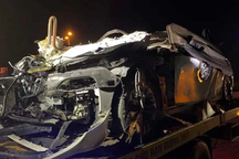 Ô tô con kẹt cứng trong gầm xe container, 4 người thương vong