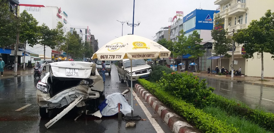 Nhân viên rửa xe lùi ô tô cán chết một thiếu niên, tông trúng xe biển xanh - 1 Nhân viên rửa xe lùi ô tô cán chết một thiếu niên, tông trúng xe biển xanh - 1