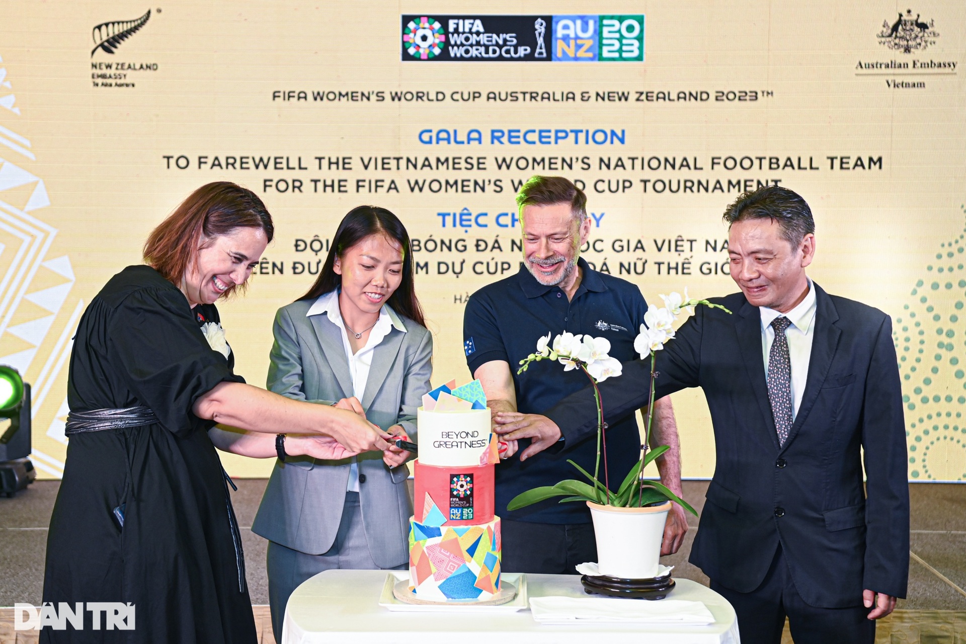 Huỳnh Như cắt chiếc bánh đặc biệt, háo hức trước ngày dự World Cup - 9 Huỳnh Như cắt chiếc bánh đặc biệt, háo hức trước ngày dự World Cup - 9
