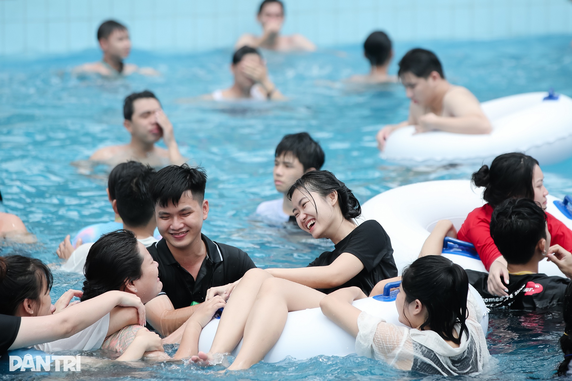 Biển người chen nhau tắm ở công viên nước Đầm Sen - 9 Biển người chen nhau tắm ở công viên nước Đầm Sen - 9
