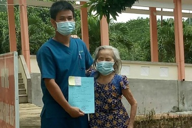 Cụ bà bị phổi tắc nghẽn mãn tính chiến thắng Covid-19 ngoạn mục