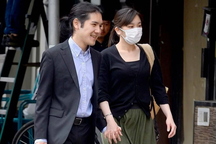 Cựu công chúa Nhật gây sốt khi nắm chặt tay chồng giữa muôn vàn khó khăn