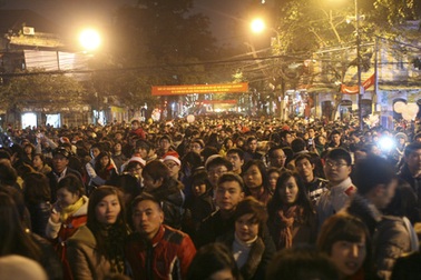 Triệu người đổ ra đường đón Noel, nhiều nơi ùn tắc nghiêm trọng