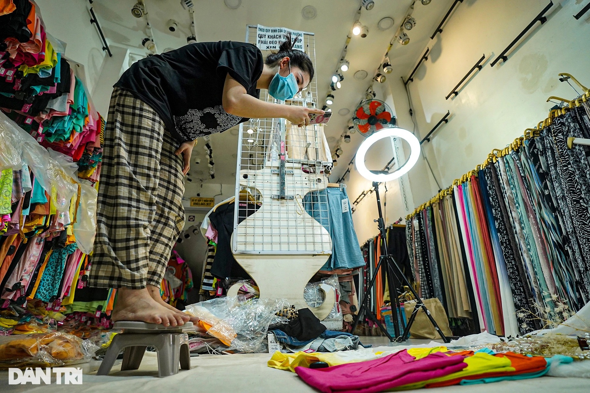 Cửa hàng quần áo, quán ăn ở TPHCM ngóng chờ trạng thái bình thường mới - 8 Cửa hàng quần áo, quán ăn ở TPHCM ngóng chờ trạng thái bình thường mới - 8