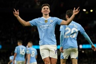 Man City áp sát Liverpool, Chelsea tiếp đà hồi sinh
