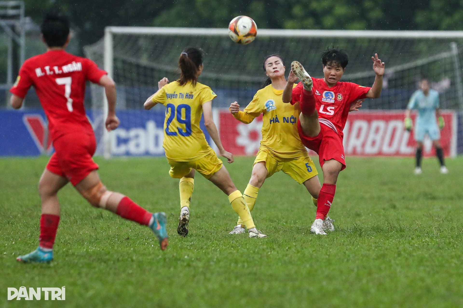 Huỳnh Như cùng đồng đội ăn mừng chức vô địch Quốc gia nữ - 5