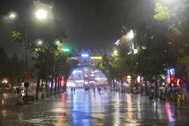 Tối khai trương trong mưa tầm tã của không gian đi bộ quanh hồ Gươm