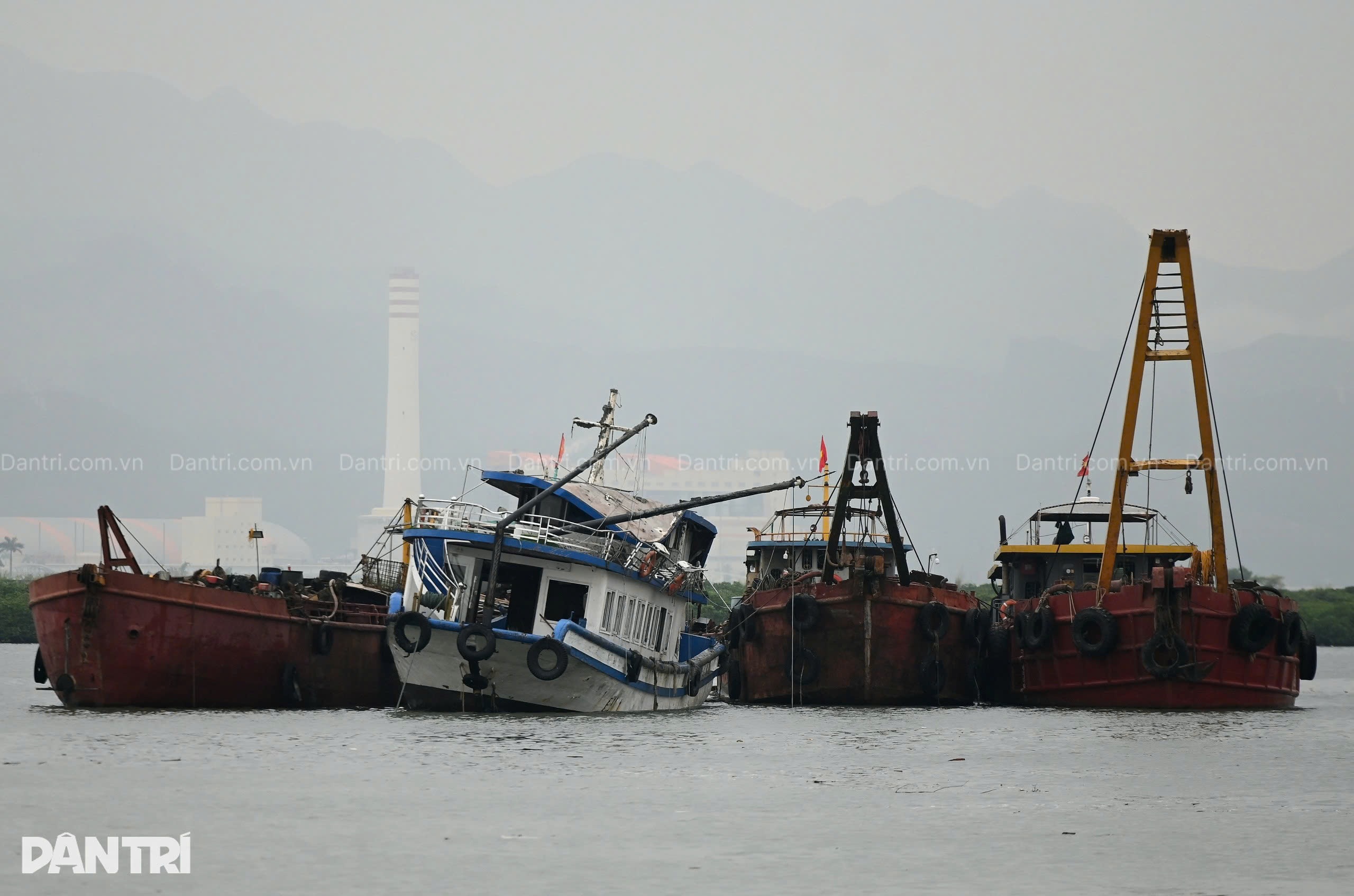 Người sống sót vụ lật tàu Hạ Long: Tiếng khóc lặng dần, nỗi đau mới bắt đầu