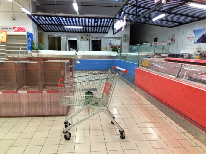 Siêu thị Auchan vắng vẻ, lặng lẽ tháo các kệ hàng sau bão giảm giá - Ảnh 11. Siêu thị Auchan vắng vẻ, lặng lẽ tháo các kệ hàng sau bão giảm giá - Ảnh 11.