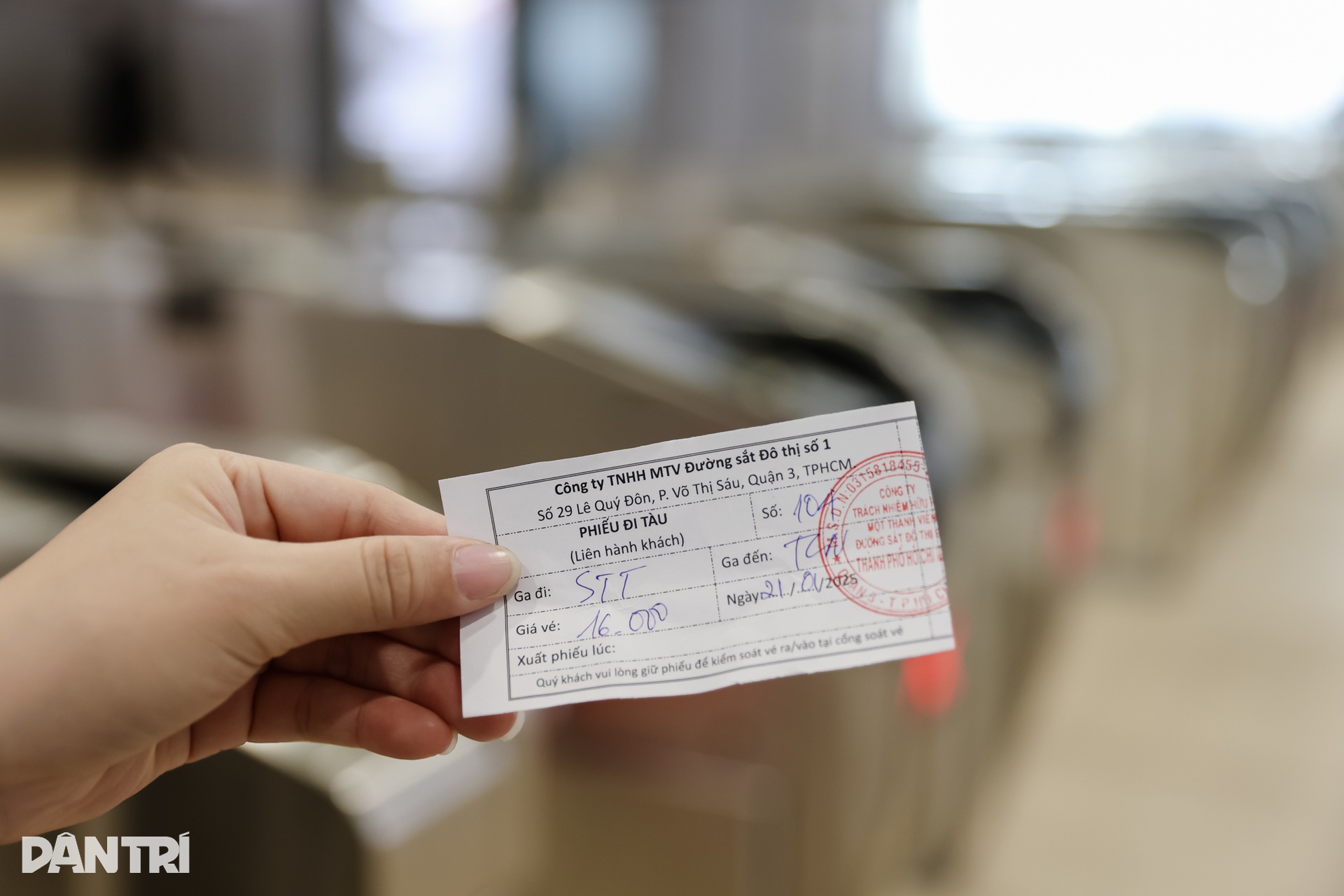 Nhân viên, sinh viên chọn metro để đi học, đi làm trong ngày đầu thu phí - 9 Nhân viên, sinh viên chọn metro để đi học, đi làm trong ngày đầu thu phí - 9