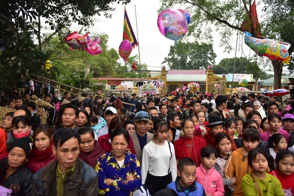 Vĩnh Phúc: Người dân nô nức xem lễ hội trai giả gái gieo hạt - 1 Vĩnh Phúc: Người dân nô nức xem lễ hội trai giả gái gieo hạt - 1